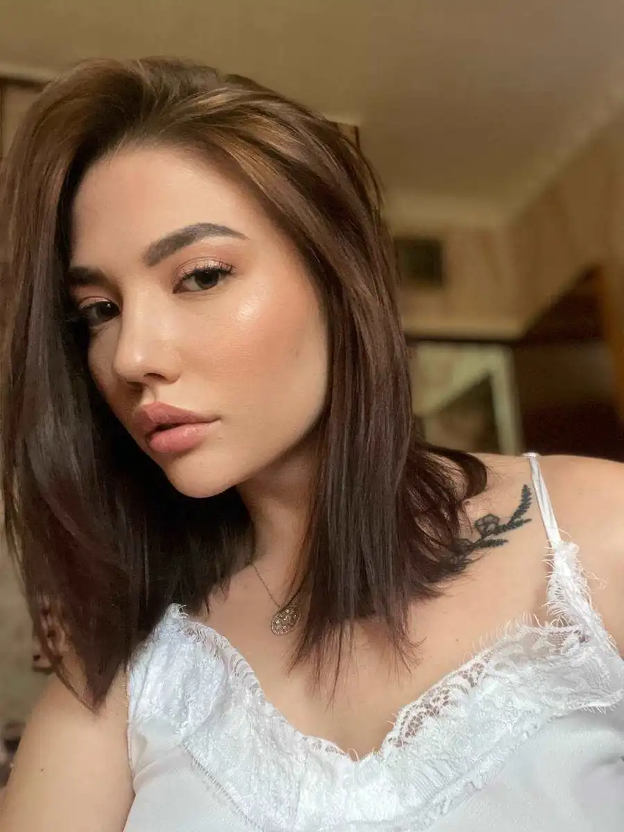 Alya escort in Paris